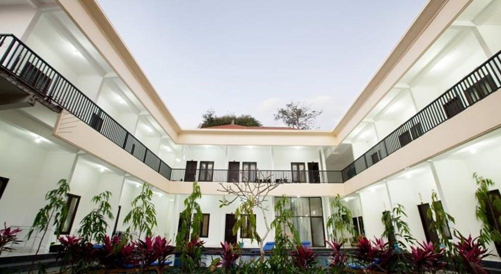 Seminyak Point Guest House Buitenkant foto